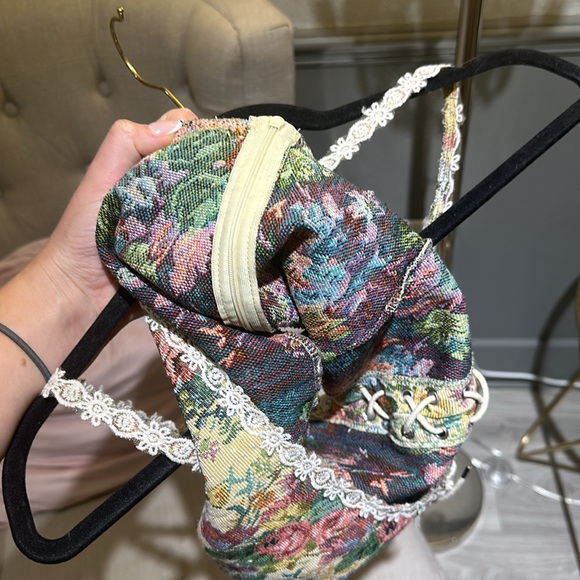 Tie up flower and lace top - Picture 4 of 4